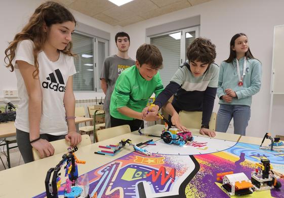 Alumnos del Victorio Macho entrenan con los robots de Lego.