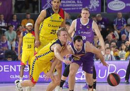 Benite lucha por un balón con Borg en el partido del domingo entre el Zunder Palencia y el Andorra.