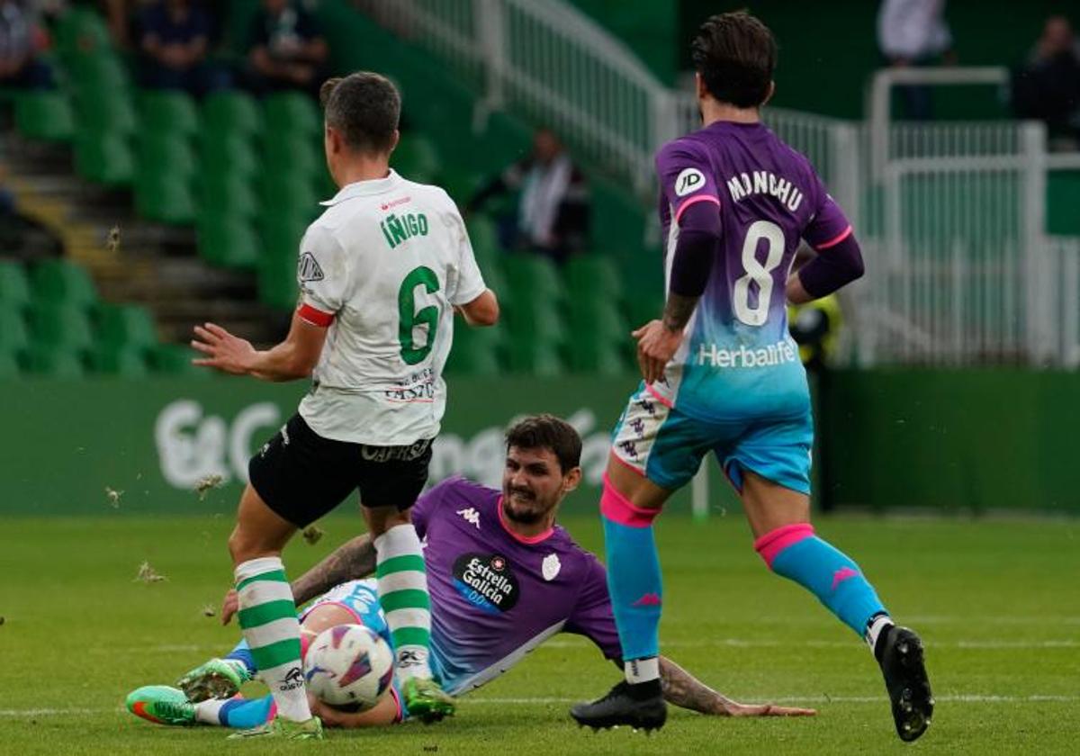 Juric ejecuta una entrada ante Íñigo Sainz-Maza y en presencia de su compañero Monchu durante el Racing-Real Valladolid