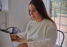 Ana Pujol consulta el ordenador en su casa de Villalba.