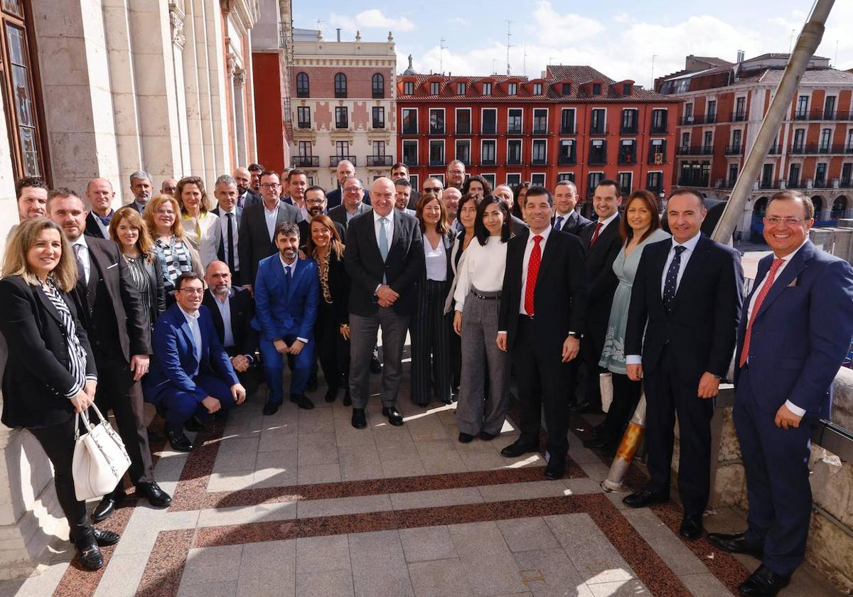 Los miembros de EXECyL posan en el balcón de la Casa Consistorial con al alcalde.