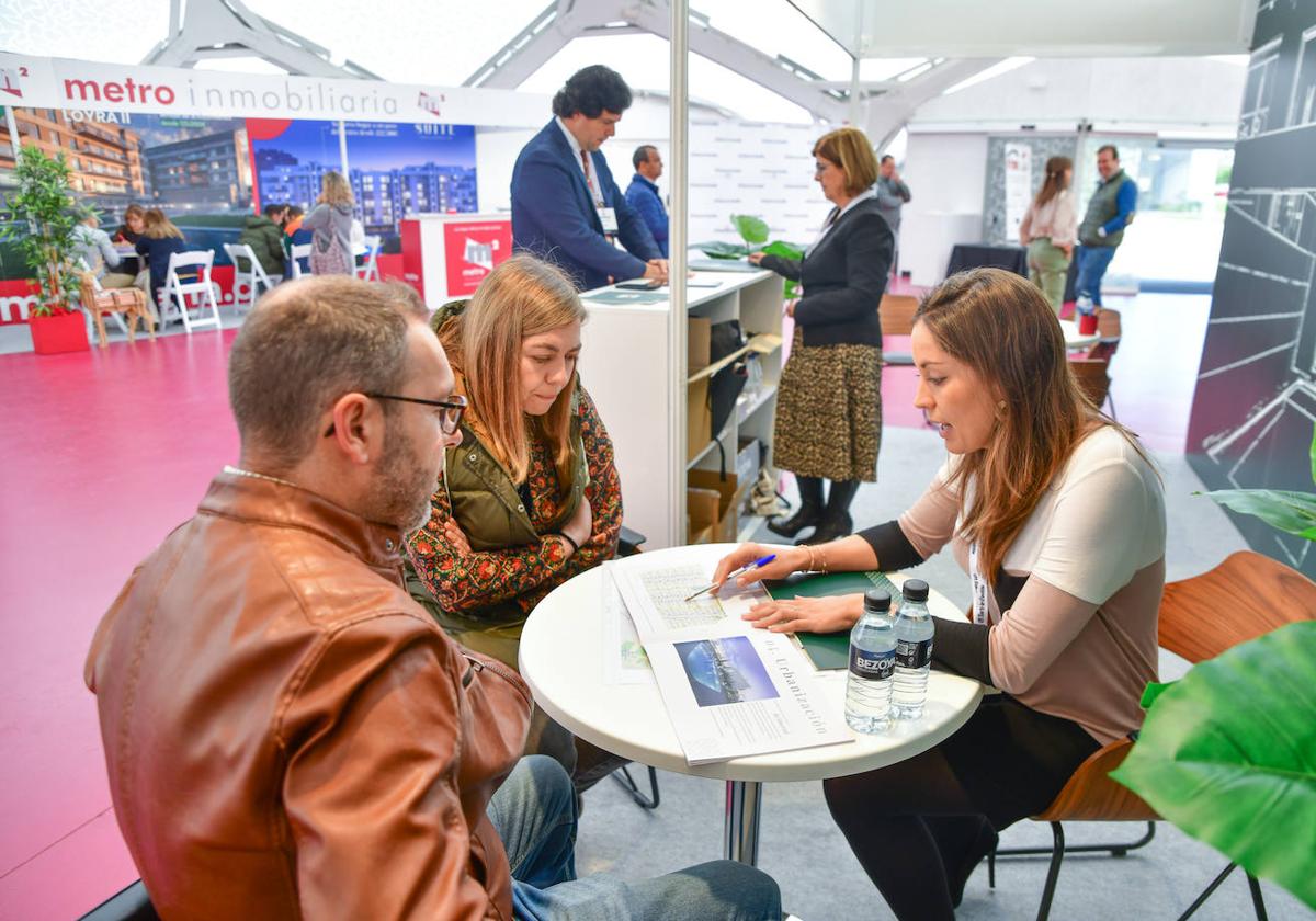 Una pareja recibe información en uno de los stands de la anterior edición de FIVA.