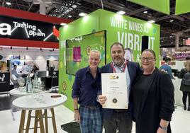 Tim Atkin (periodista especializado y Master of Wine), Vicente Orihuela (director general de Bodega Cuatro Rayas) y Beth Willard (periodista especializada).