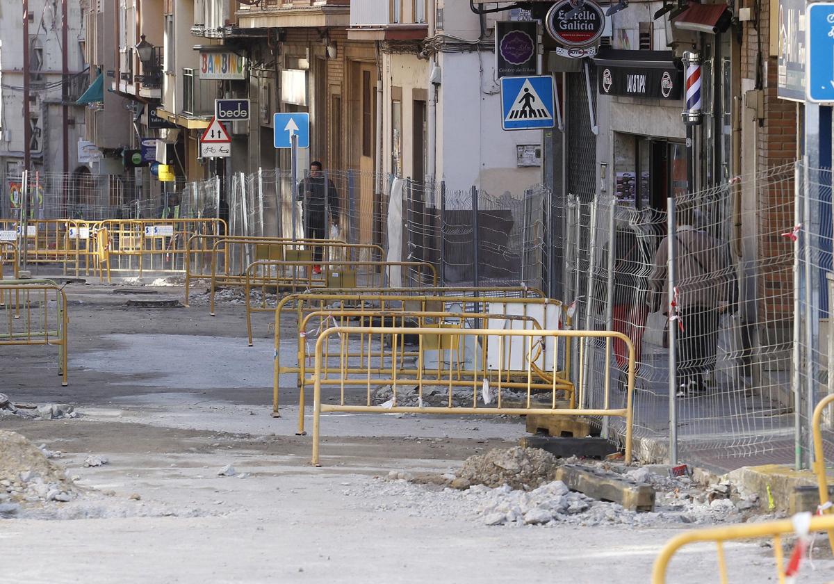 Aspecto de la calle Blanca de Silos, levantada por las obras.