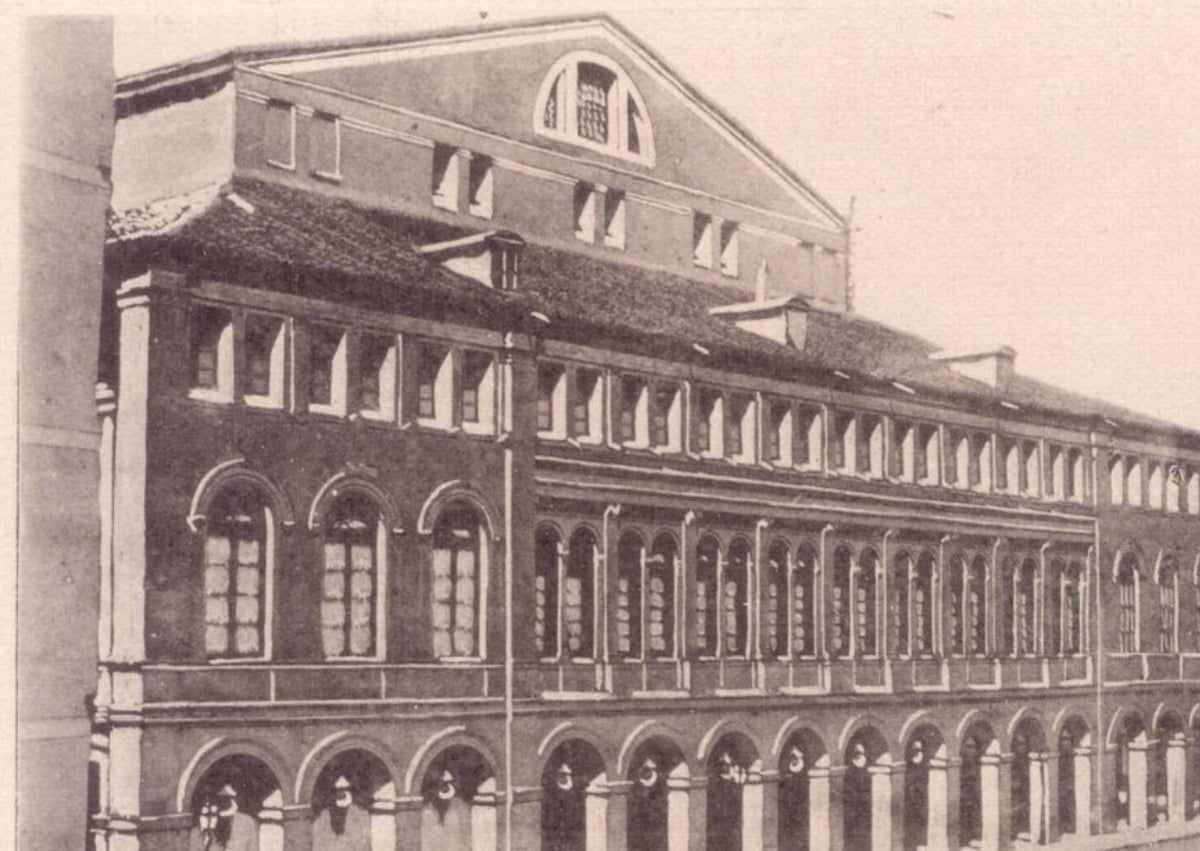 Imagen secundaria 1 - Arriba, acto de unificación entre Falange Española y las JONS el 4 de marzo de 1934; abajo, el Teatro Calderón, lugar de la celebración, y las fuerzas de orden público reprimiendo los altercados de ese día.