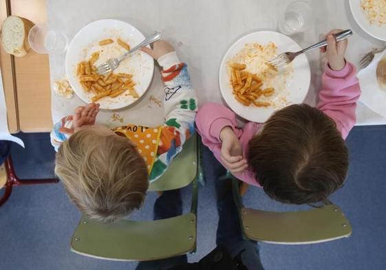 Dos niños en un comedor escolar.