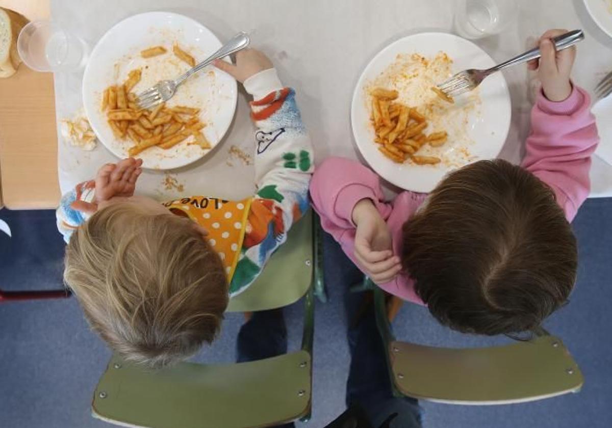 Dos niños en un comedor escolar.