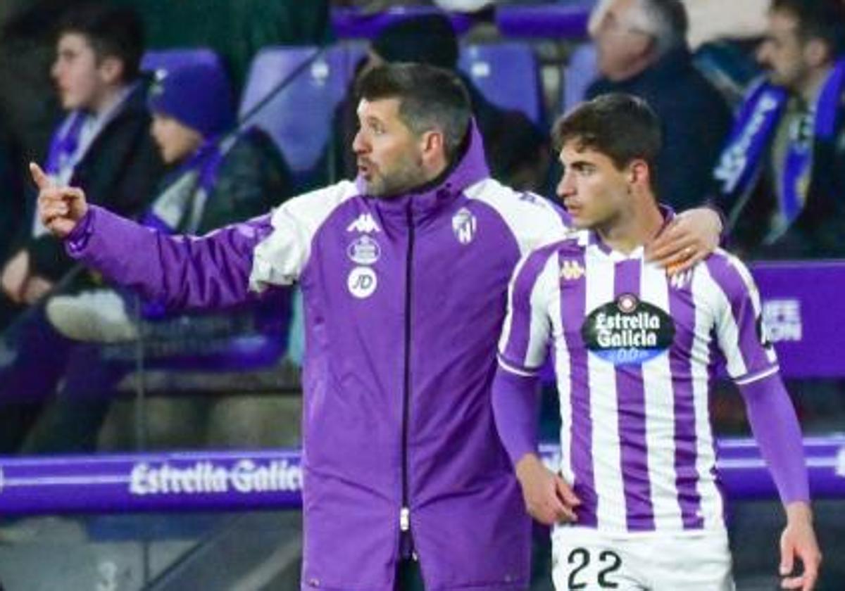 Pezzolano da indicaciones a Lucas Rosa antes de saltar al campo durante el último Real Valladolid-Real Zaragoza.