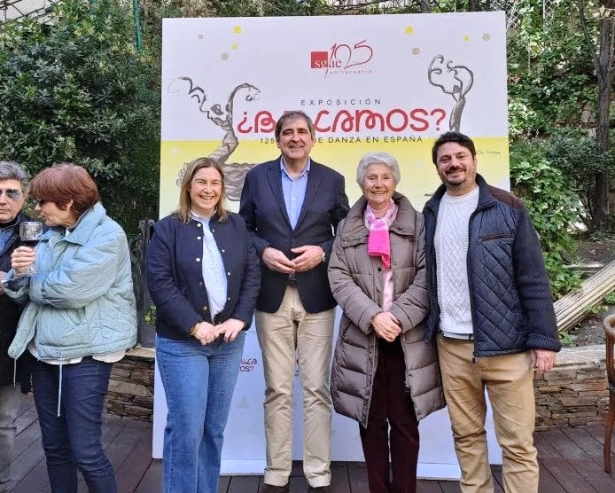 El alcalde de Íscar y la concejala de Cultura y Turismo, junto a la sobrina de Mariemma y su hijo.