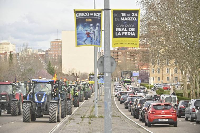 Tractores en el aparcamiento del estadio José Zorrilla.