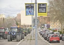 Tractores en el aparcamiento del estadio José Zorrilla.