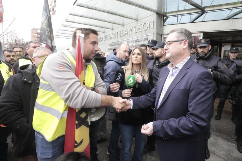 El consjero de Agricultura, Gerardo Dueñas, saluda a uno de los manifestantes.