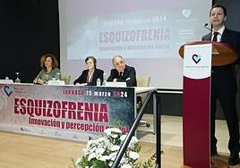 Inauguración de las VII Jornada sobre Esquizofrenia por parte del gerente de Hermanas Hospitalarias, Javier Arellano, este viernes.