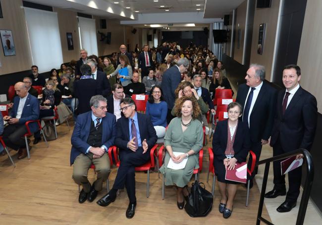 Público asistente a la jornada con el delegado de la Junta en Palencia y el gerente de Hermanas Hospitalarias, de pie a la derecha.