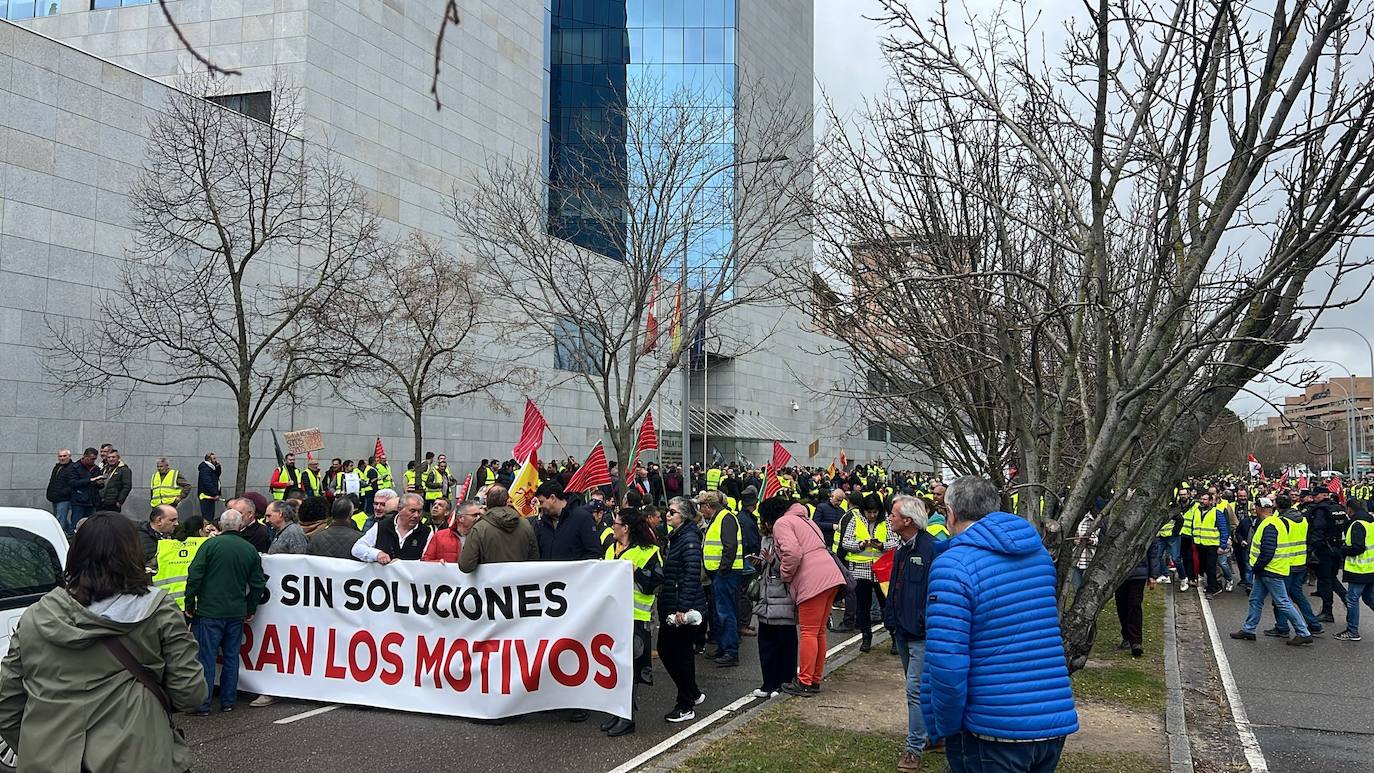 Multitudinaria tractorada de protesta en Valladolid