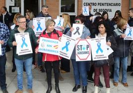 Concentración en la puerta de la cárcel de Segovia, este viernes, en repulsa por el asesinato de una compañera en Tarragona.