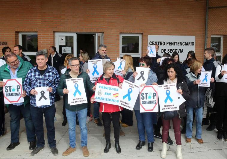 Concentración en la puerta de la cárcel de Segovia, este viernes, en repulsa por el asesinato de una compañera en Tarragona.