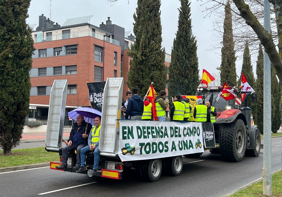 Un grupo de manifestantes zamorano recorre el itinerario marcado en un remolque.