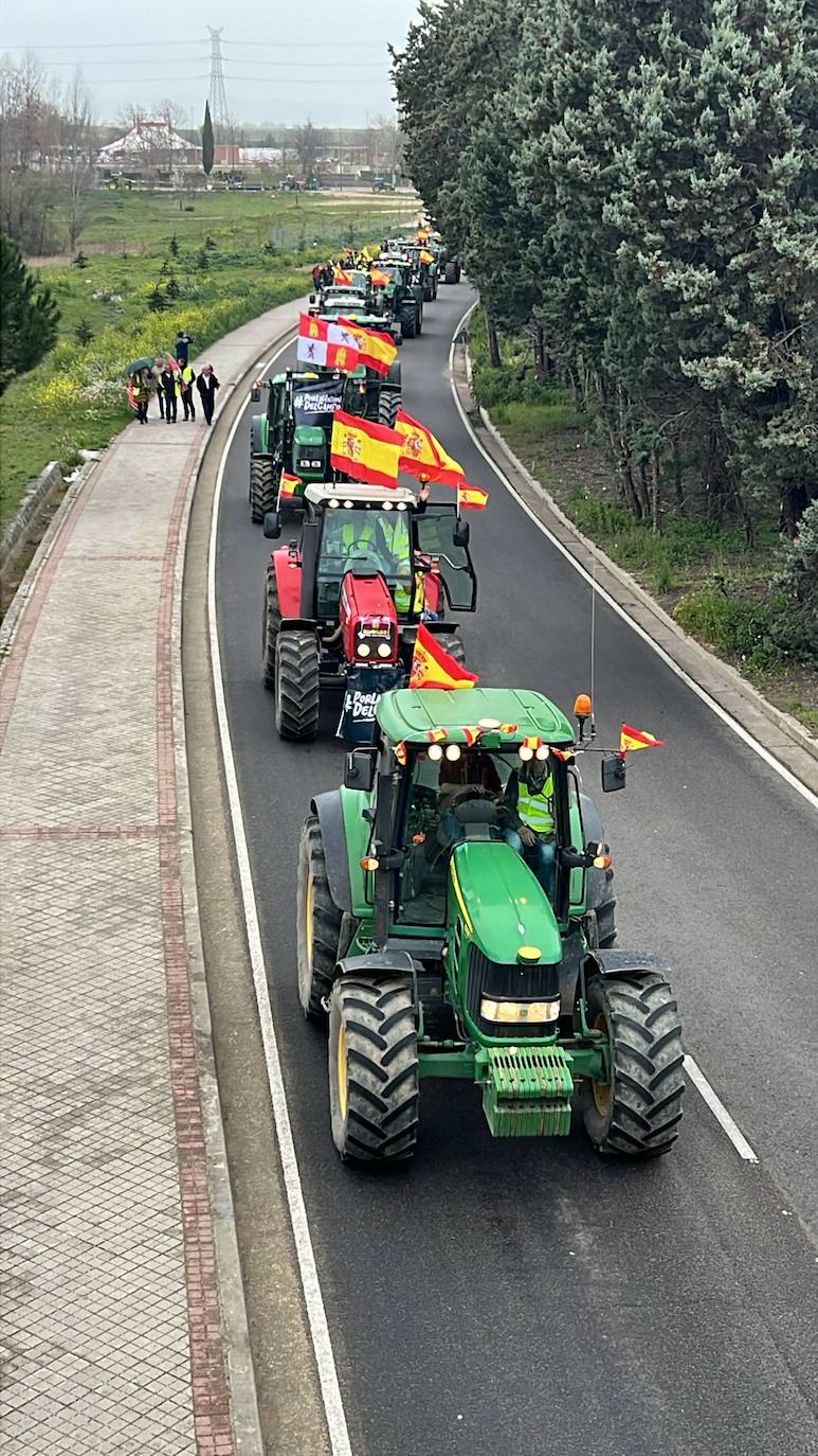 Multitudinaria tractorada de protesta en Valladolid