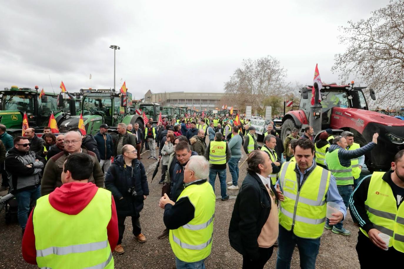 Multitudinaria tractorada de protesta en Valladolid