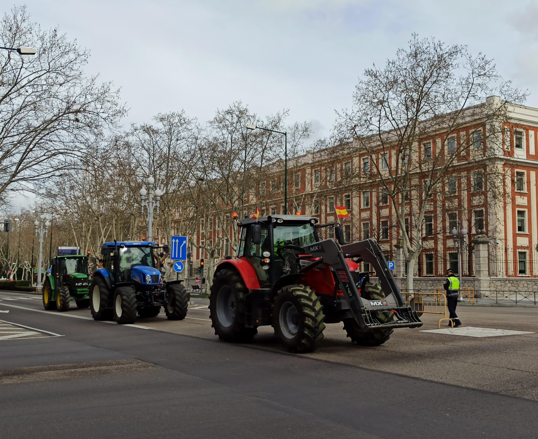 Multitudinaria tractorada de protesta en Valladolid