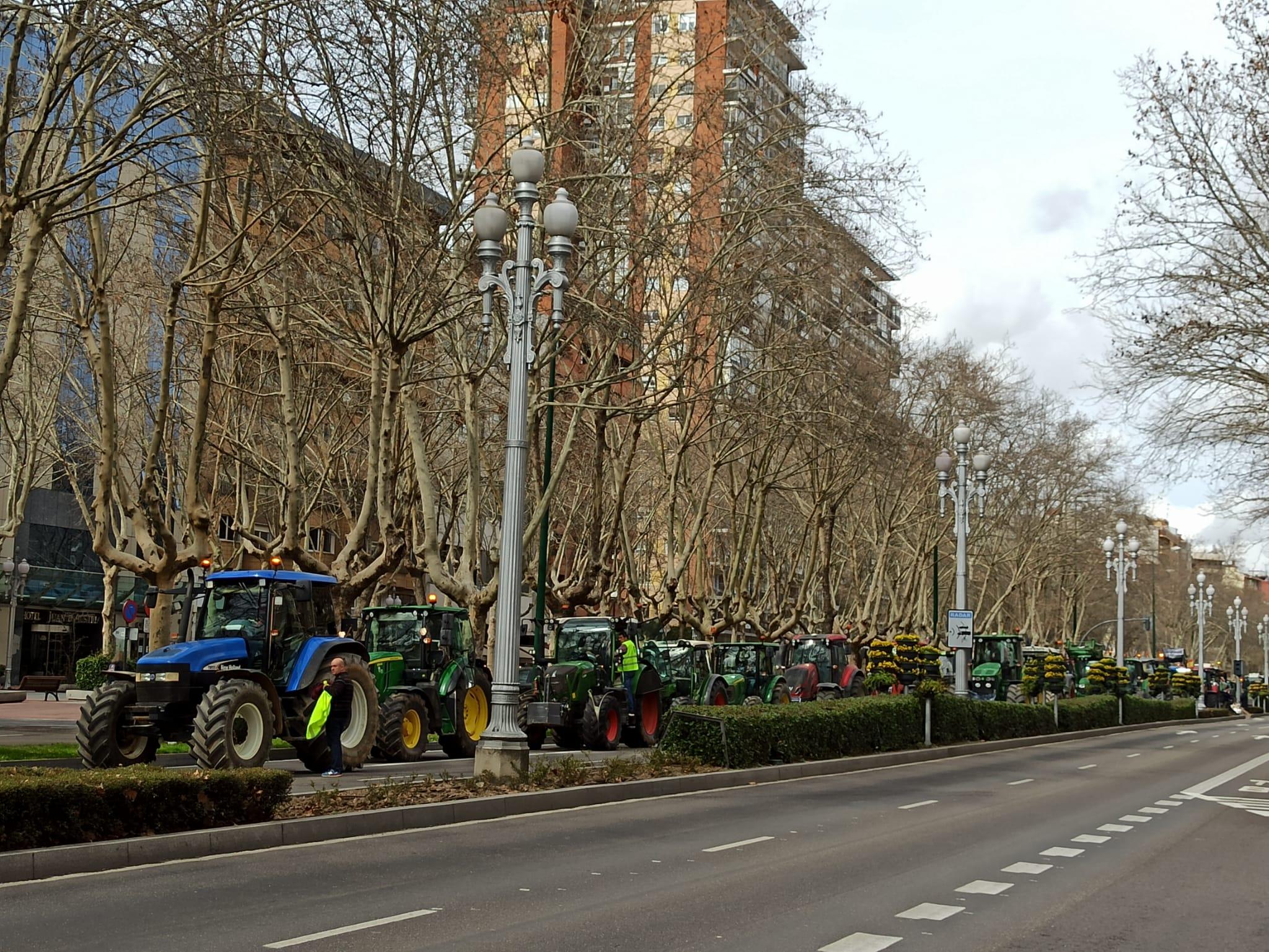 Multitudinaria tractorada de protesta en Valladolid