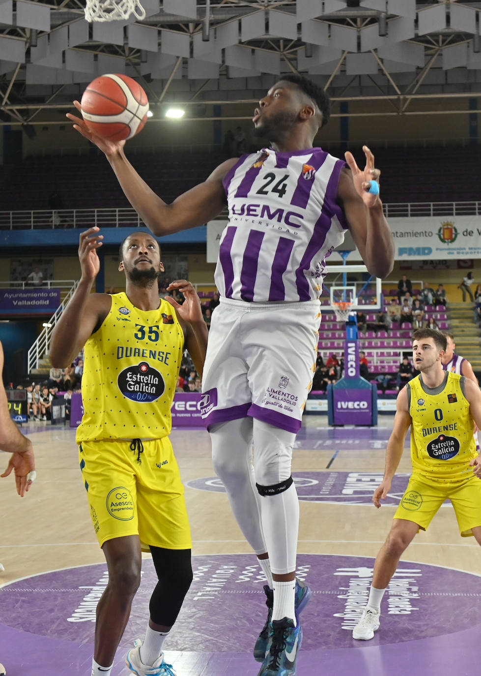 Las imágenes del encuentro disputado entre el Real Valladolid de Baloncesto y el Ourense