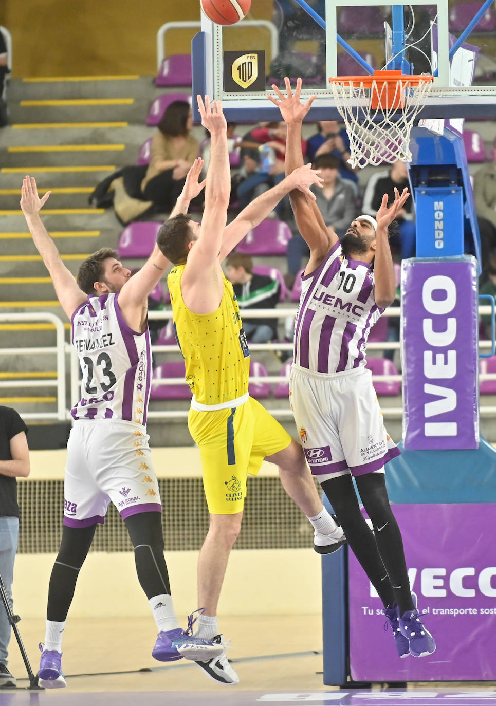 Las imágenes del encuentro disputado entre el Real Valladolid de Baloncesto y el Ourense