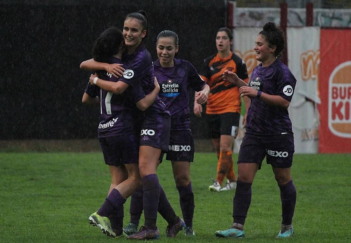 Las jugadoras del Real Valladolid celebran un gol ante el Atlético Lince en la primera vuelta.