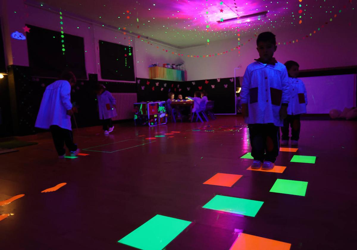 Alumnos de dos años en el aula multisensorial del colegio Angelinas.