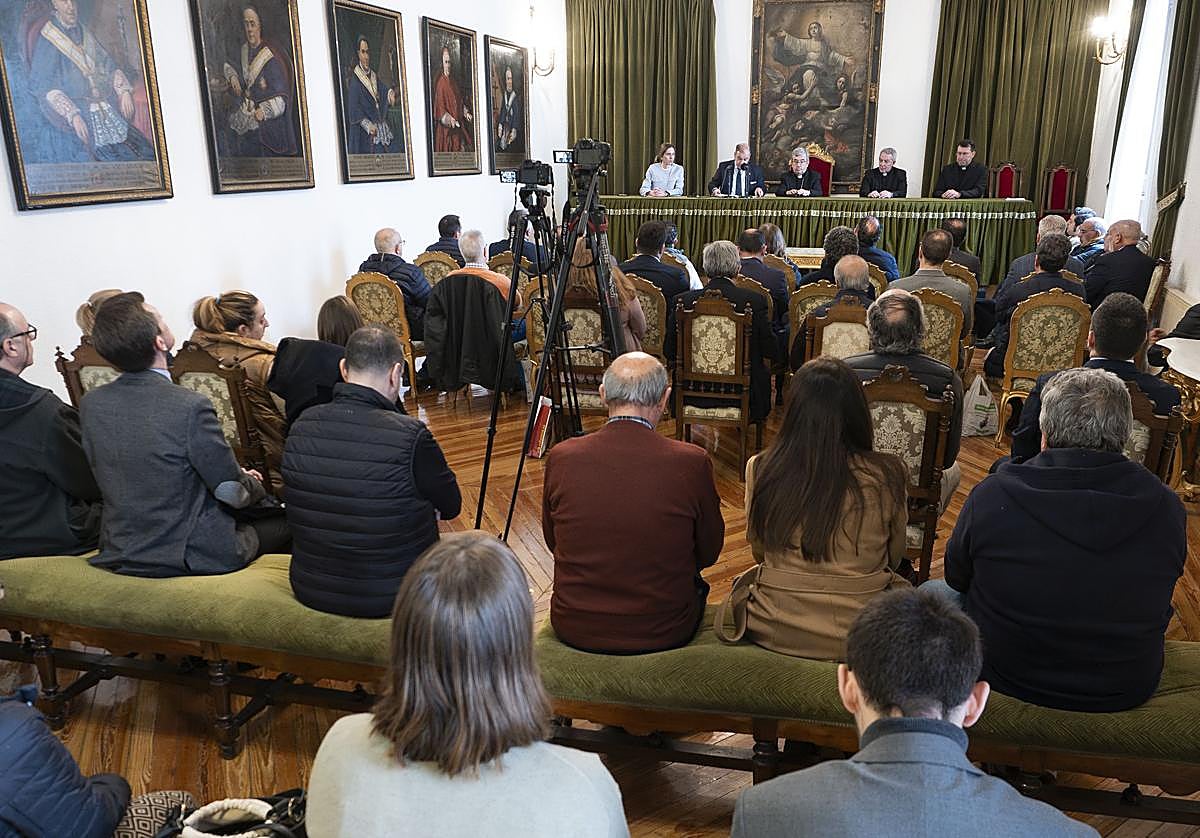 Encuentro entre el arzobispo de Valladolid, Luis Argüello, y representantes de las cofradías este sábado.
