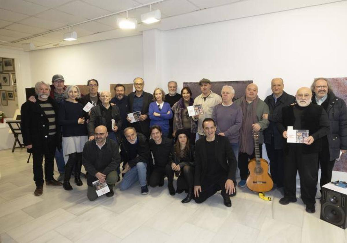 Los actores de Corsario, junto a los autores del libro homenaje.