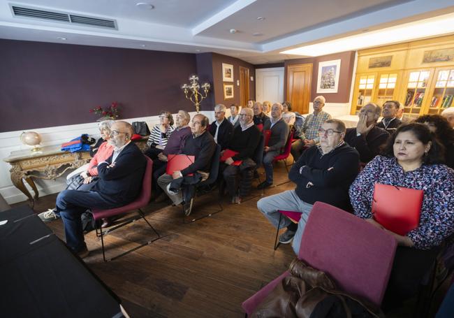 Pacientes, con el presidente de la Asociación de Castilla y León, Emilio Bautista en primera fila, en la asamblea.