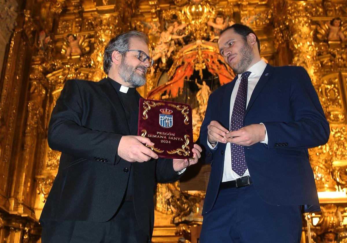 Juan Cruz Arnanz (izq.) recibe las cubiertas del pregón de manos del presidente de las cofradías.