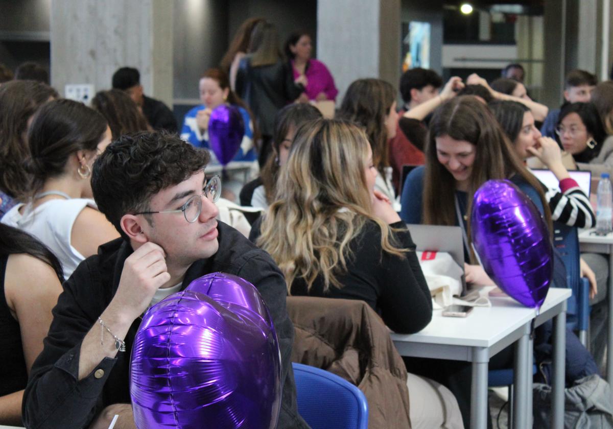 Participantes en la Liga de Publicatessen, durante la prueba realizada en el ágora del campus segoviano.