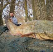 Un vecino de Dueñas captura un siluro de 85 kilos y 2,32 metros