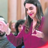 Ana Fernández-Vega dirige un coro durante un concierto.