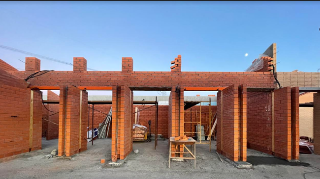 Imagen antes - Una casa de ladrillo que desafía las convenciones arquitectónicas locales