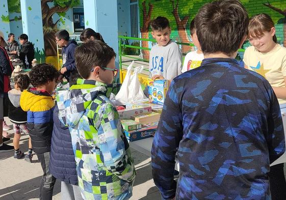 Los propios alumnos del Santa Clara, en Cuéllar, atienden los puestos del mercadillo solidario.