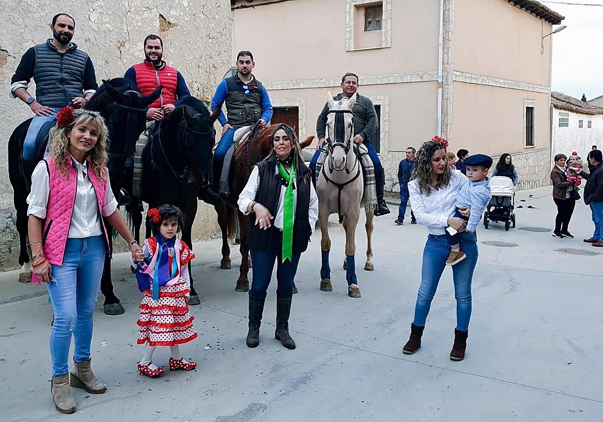 Asistentes a la Fiesta Rociera de Tordehumos, celebrada este sábado.