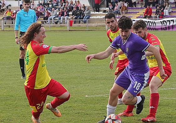 Toquero conduce el balón ante varios rivales del Tordesillas, este domingo en el Mariano Haro.