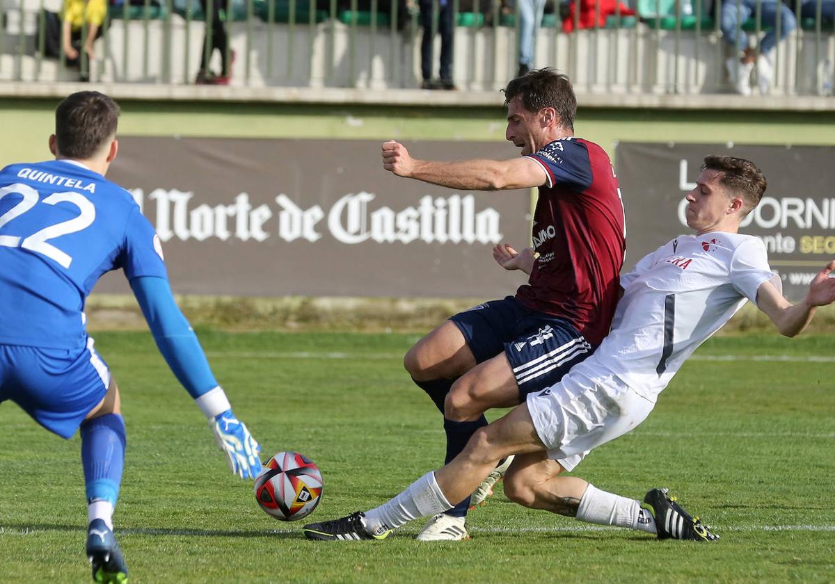 Fer Llorente intenta rematar a portería ante la entrada de un defensa del Ursaria.