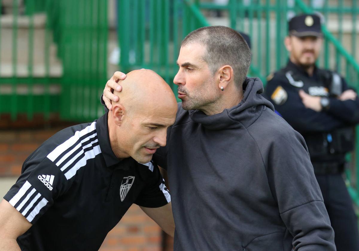 Ricardo de Andrés y Ramsés Gil se saludan antes de empezar el encuentro.