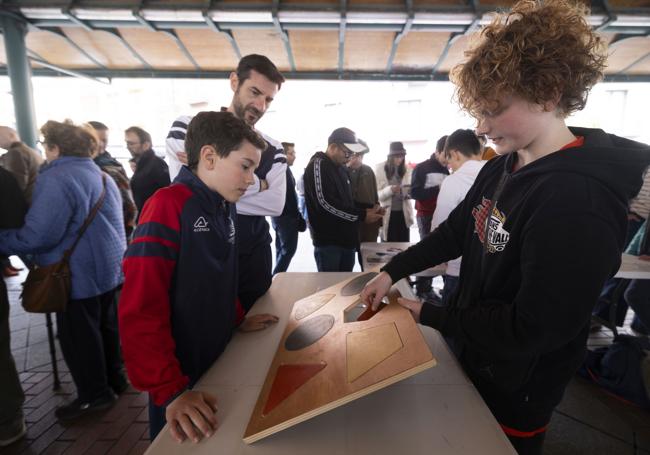 Un alumno de Estalmat plantea un reto a un niño