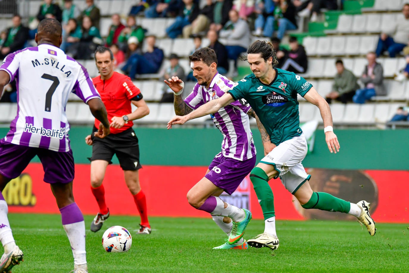 El encuento entre el Racing de Ferrol y el Real Valladolid, en imágenes