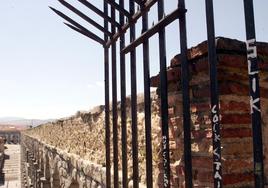 Pinchos colocados para impedir el acceso a la zona alta del Acueducto de Segovia.
