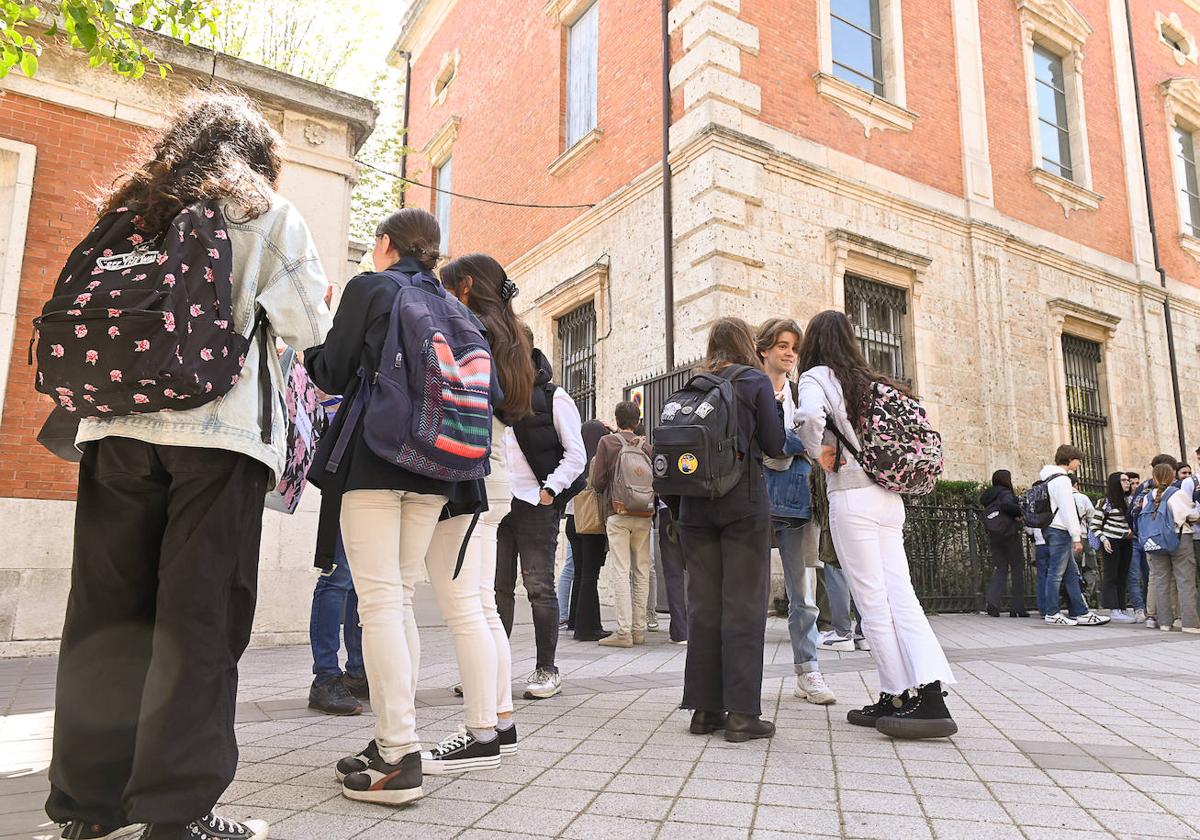 Alumnos junto a la entrada al colegio San José.