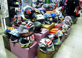 Cascos en una tienda de accesorios para motocicletas.