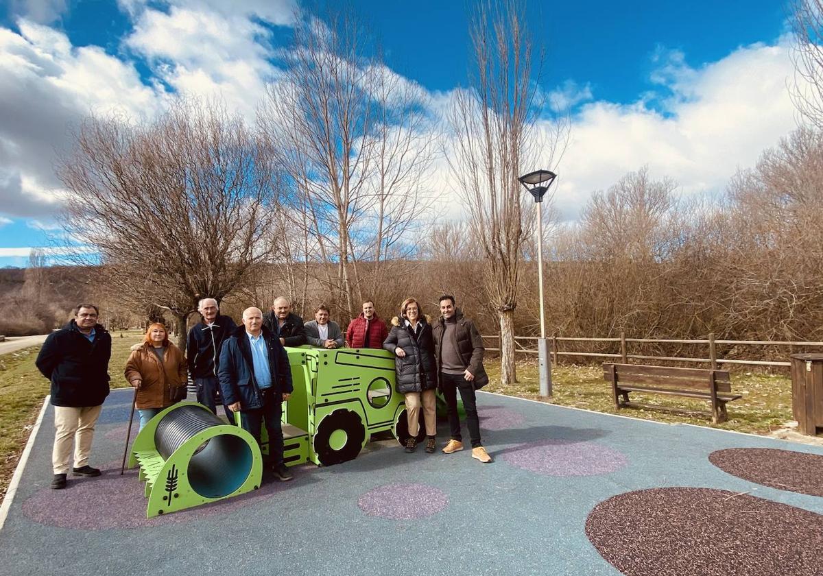 Mantinos crea un parque infantil y cierra la pista polideportiva