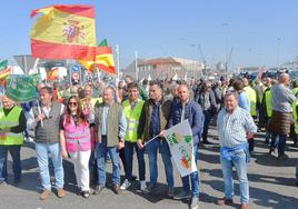 Dirigentes agrarios y otros agricultores, en la protesta de este lunes en Santander.